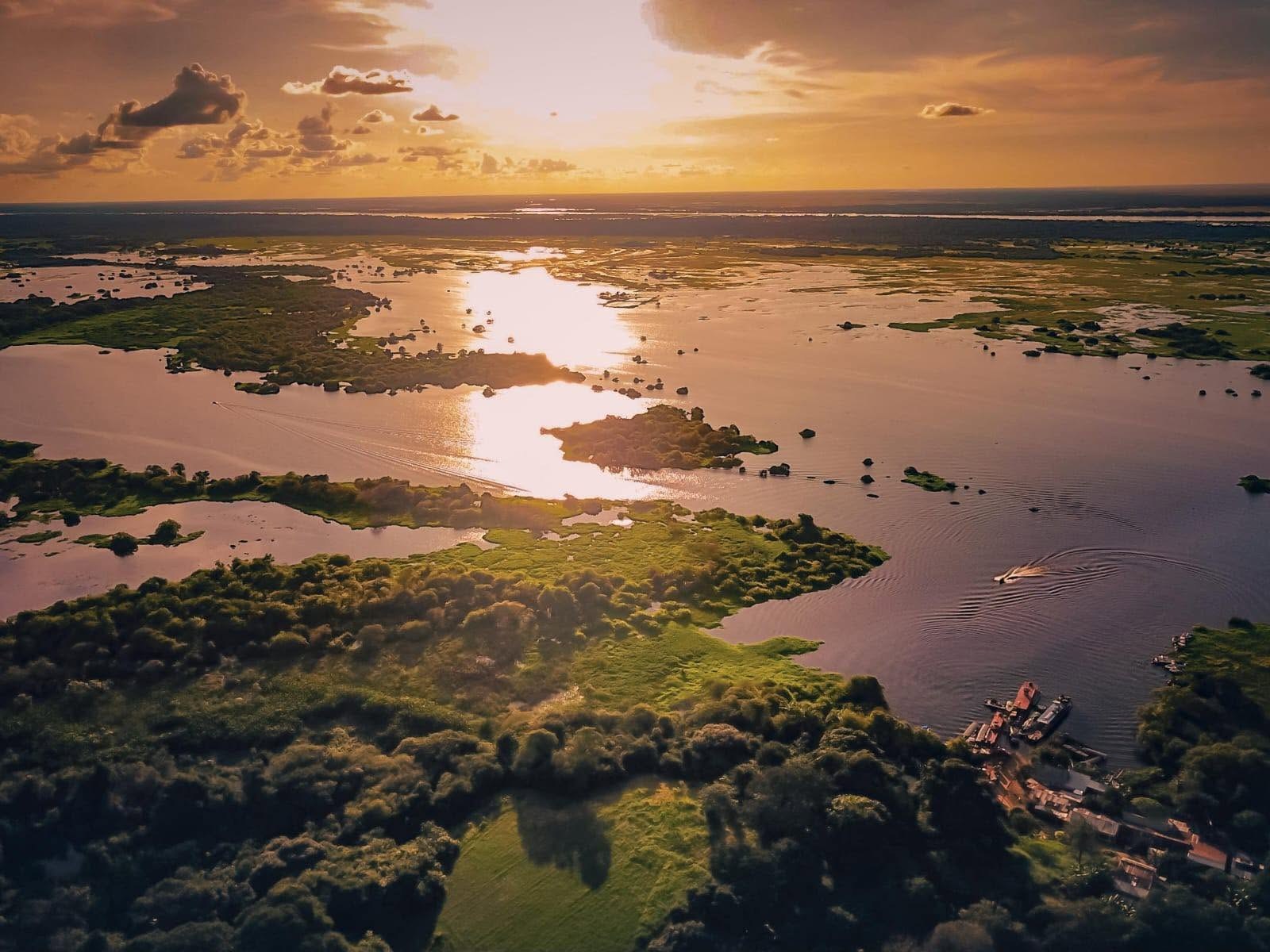 La laguna y los bajos al atardecer, vistos desde lo alto.