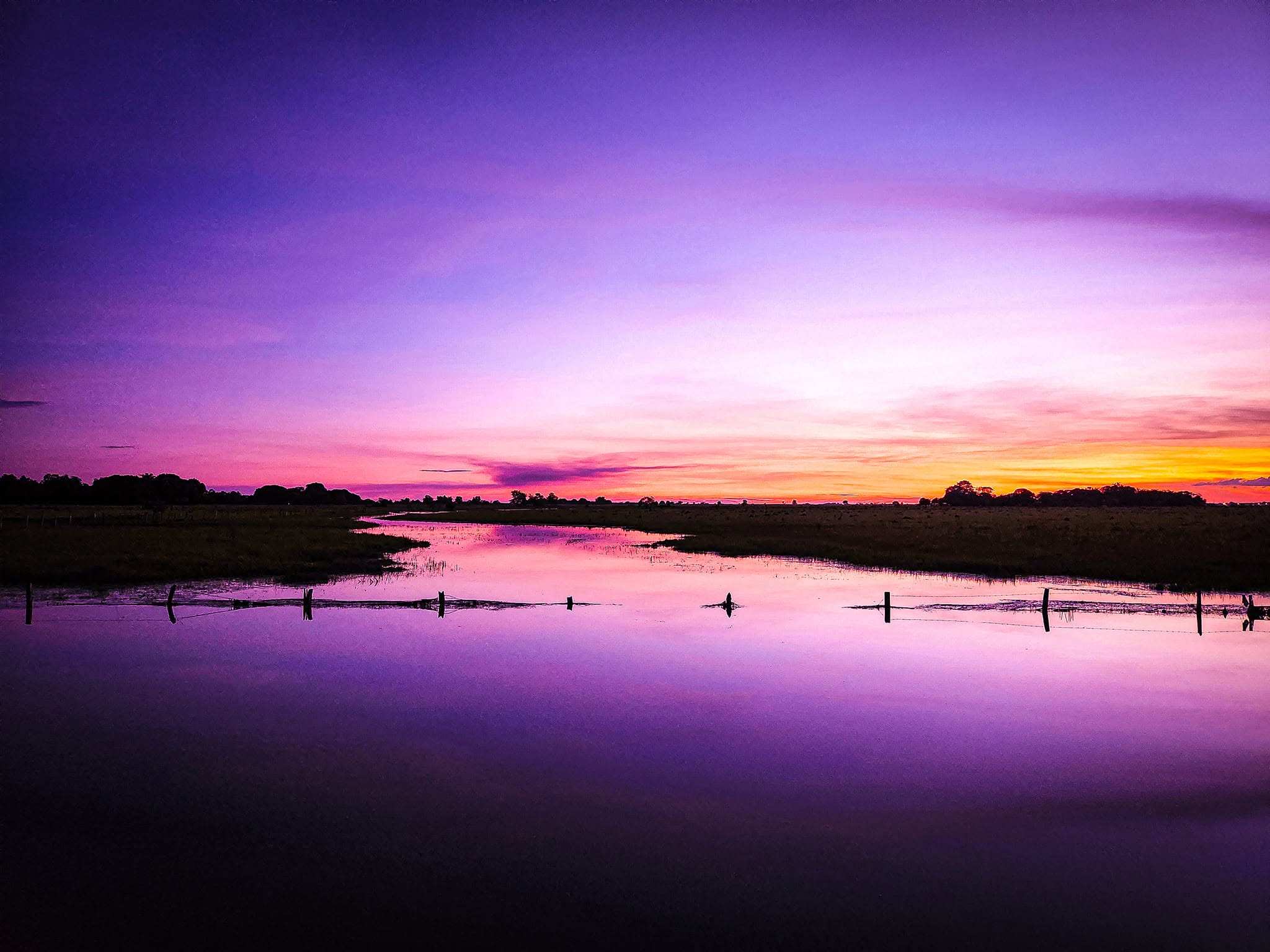 Atardecer morado reflejado en la laguna.