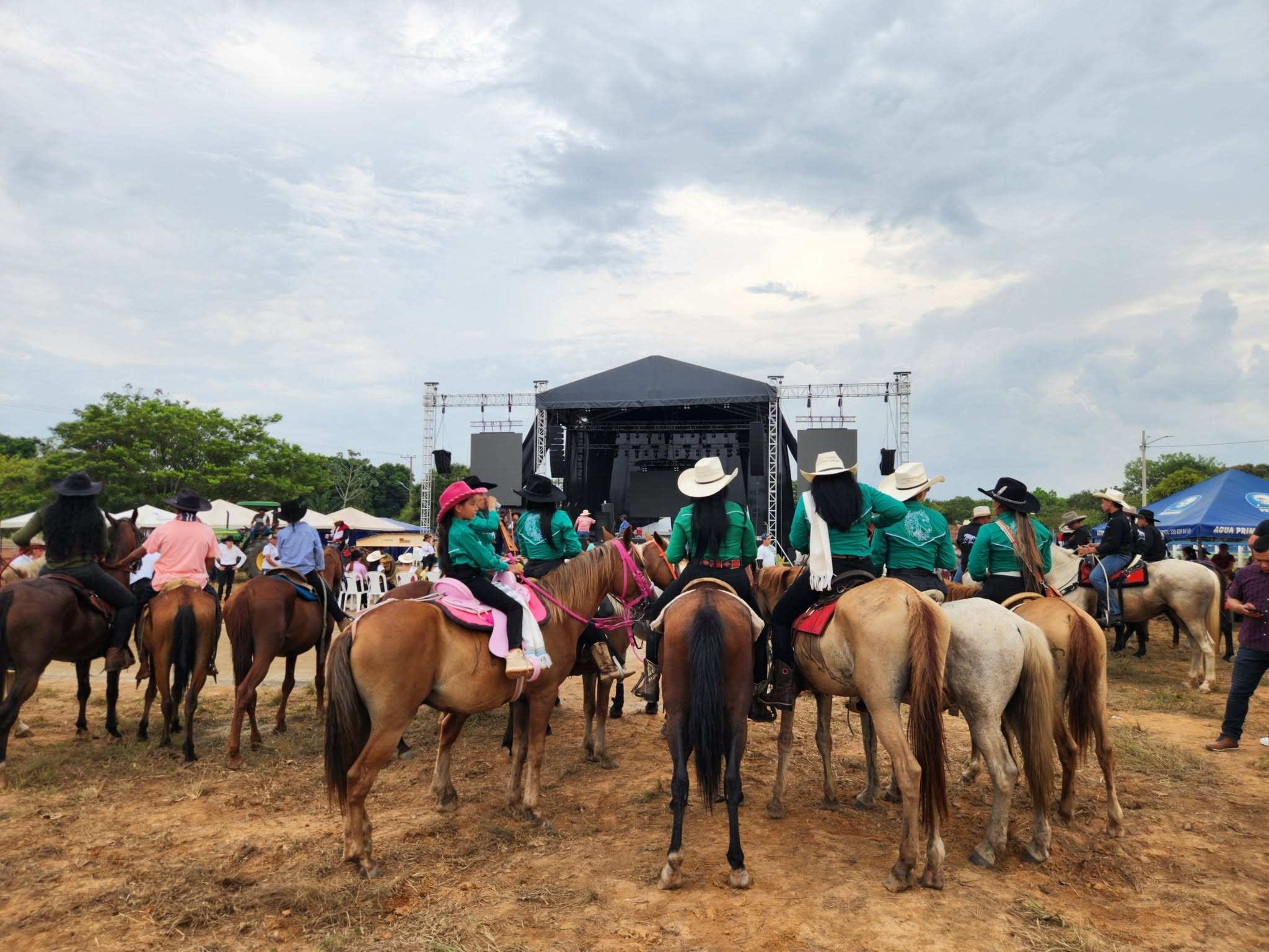La cabalgata del festival frente a la tarima principal.