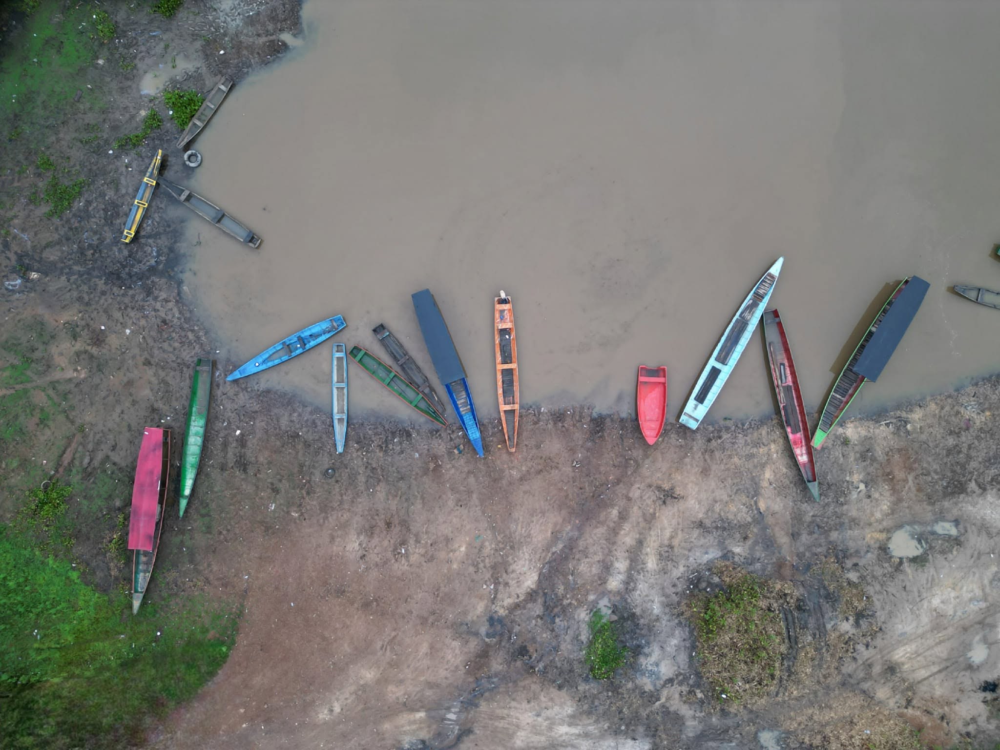 Canoas de colores en la orilla de la laguna, vistas desde arriba.