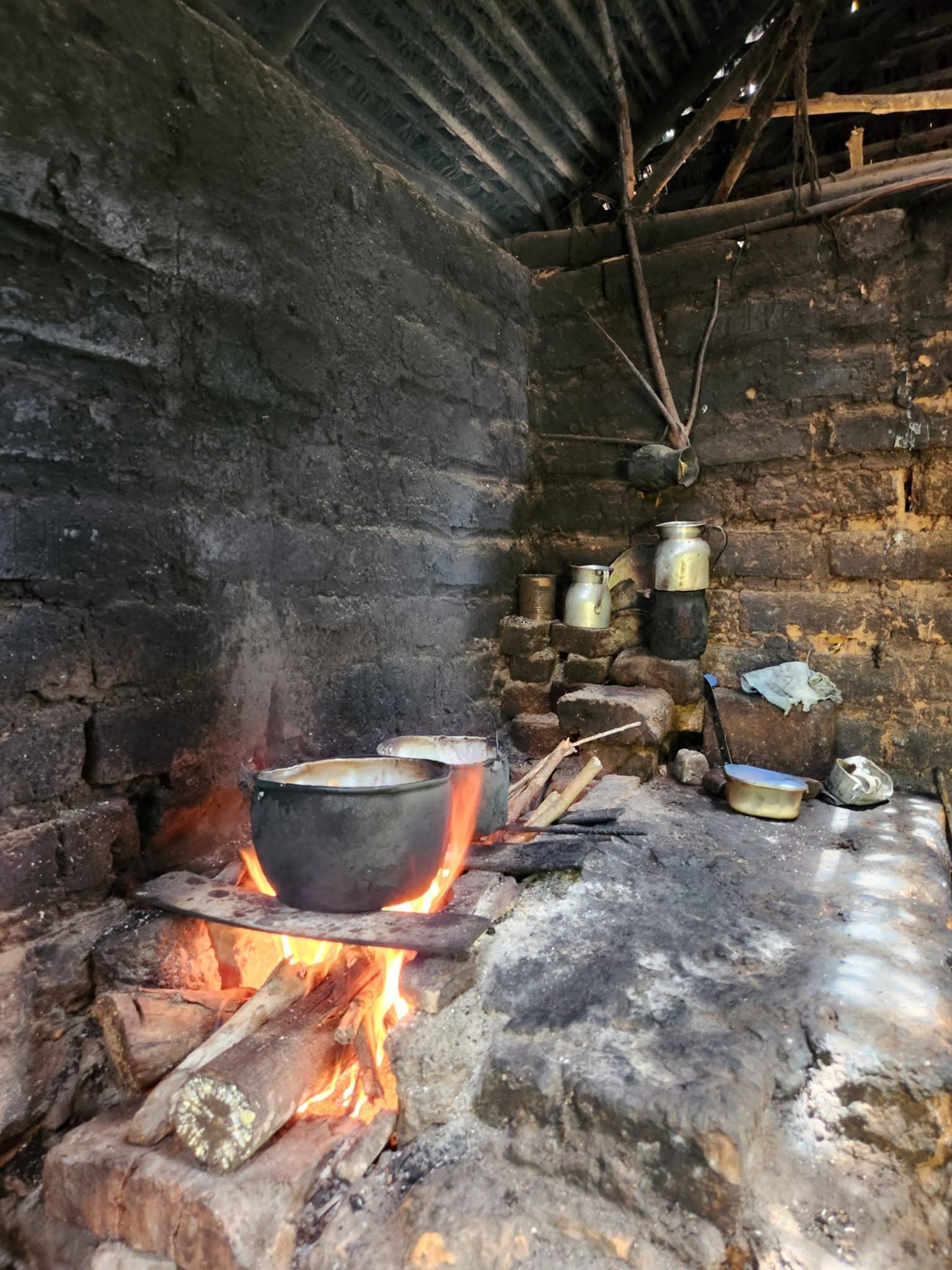 Fogón de leña en una cocina de bahareque.