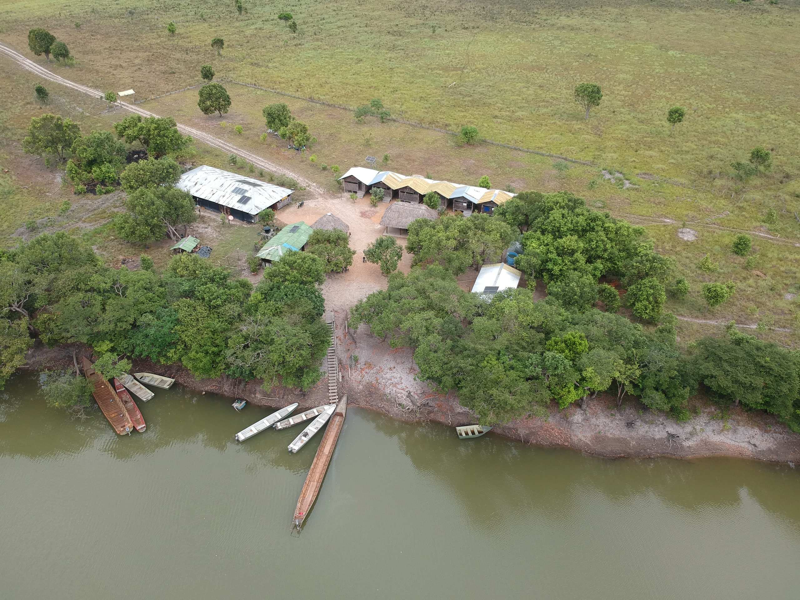 Vista desde el aire de las cabañas del Eco Hotel El Tomo a la orilla del río.