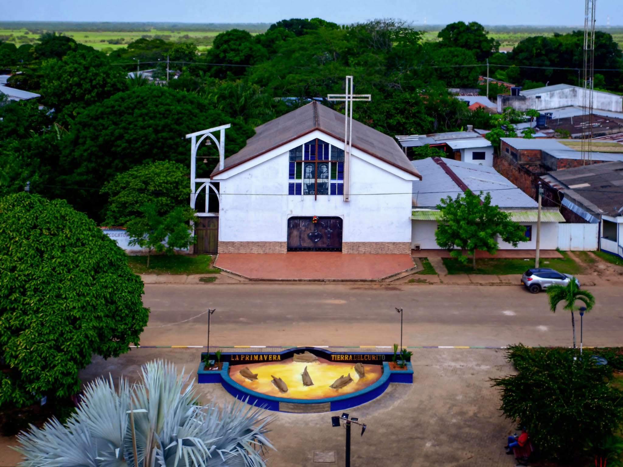 La iglesia San José y la plaza del pueblo, desde lo alto.
