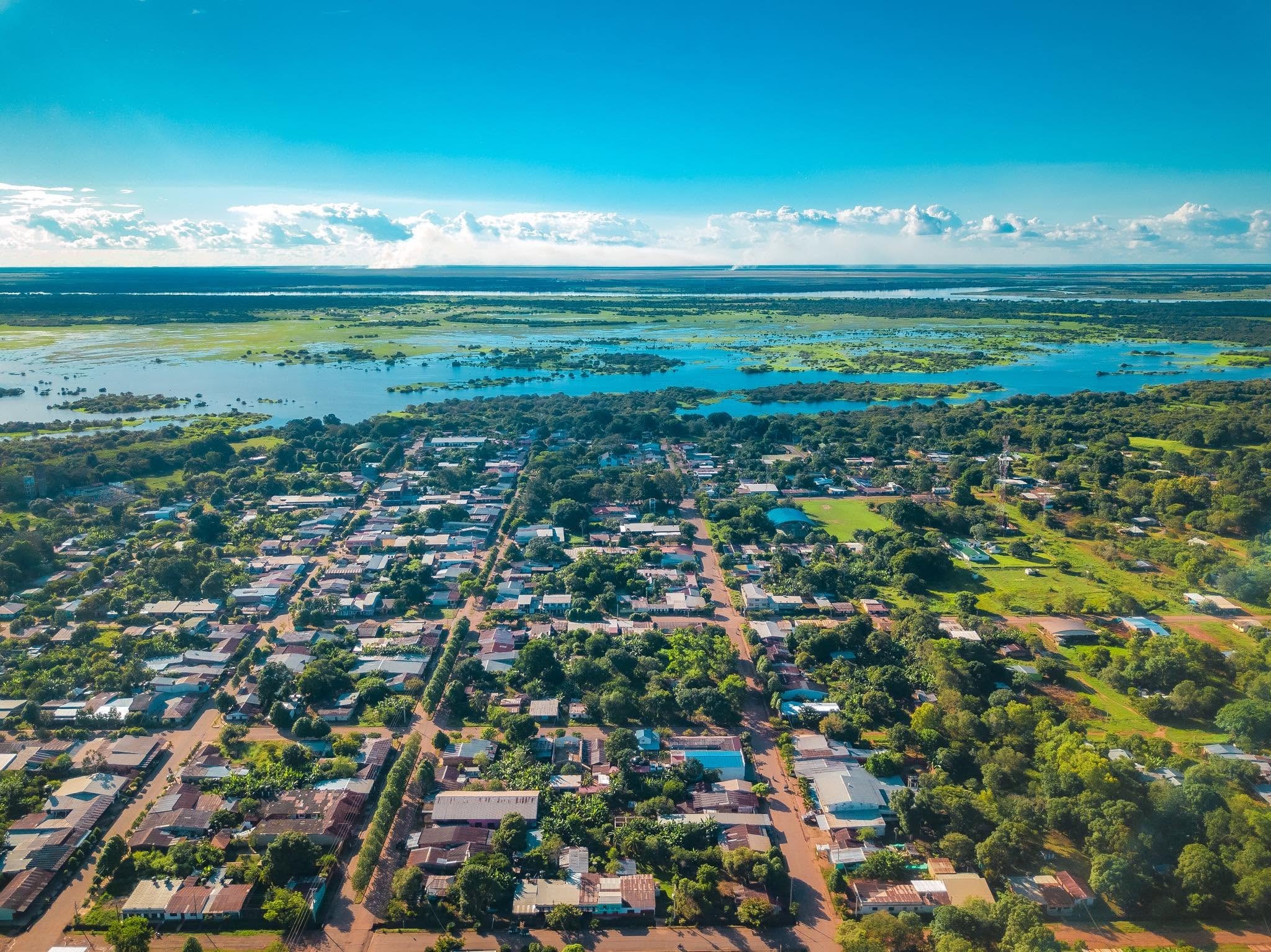 Vista aérea de La Primavera, Vichada, con calles arboladas y humedales al fondo.