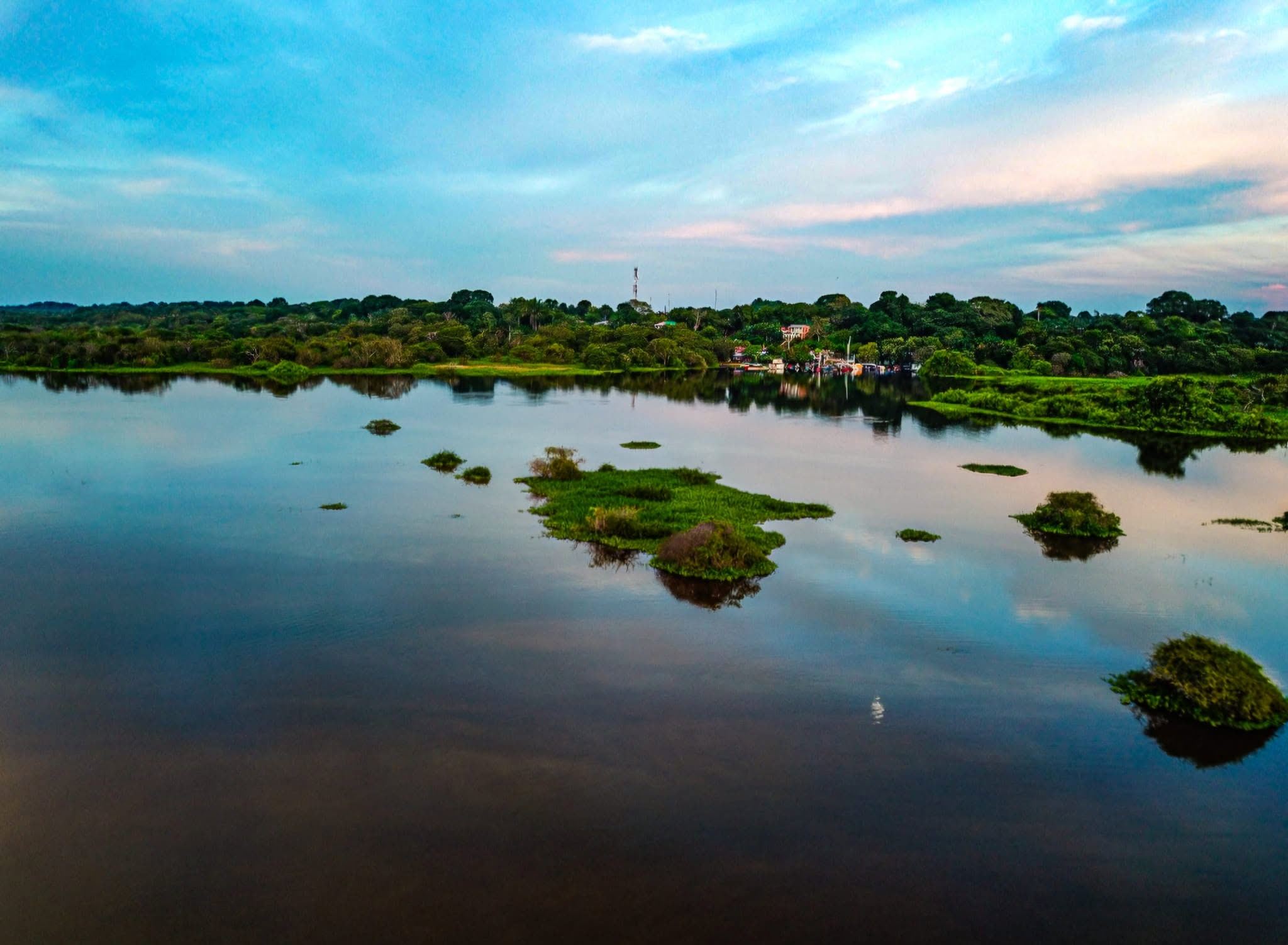 La laguna con islas de vegetación bajo un cielo azul con nubes.