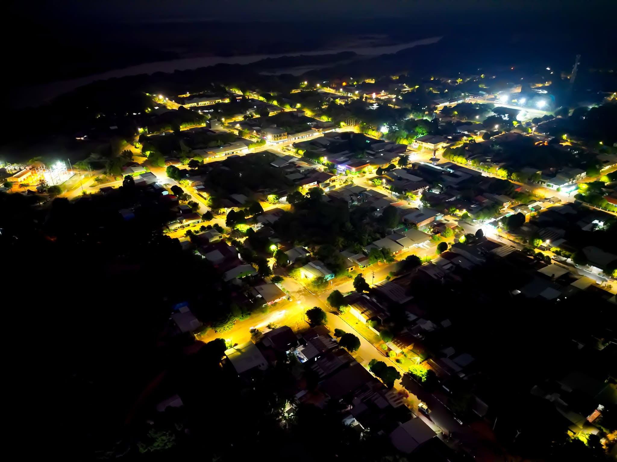 Calles iluminadas de La Primavera de noche, vistas desde lo alto.