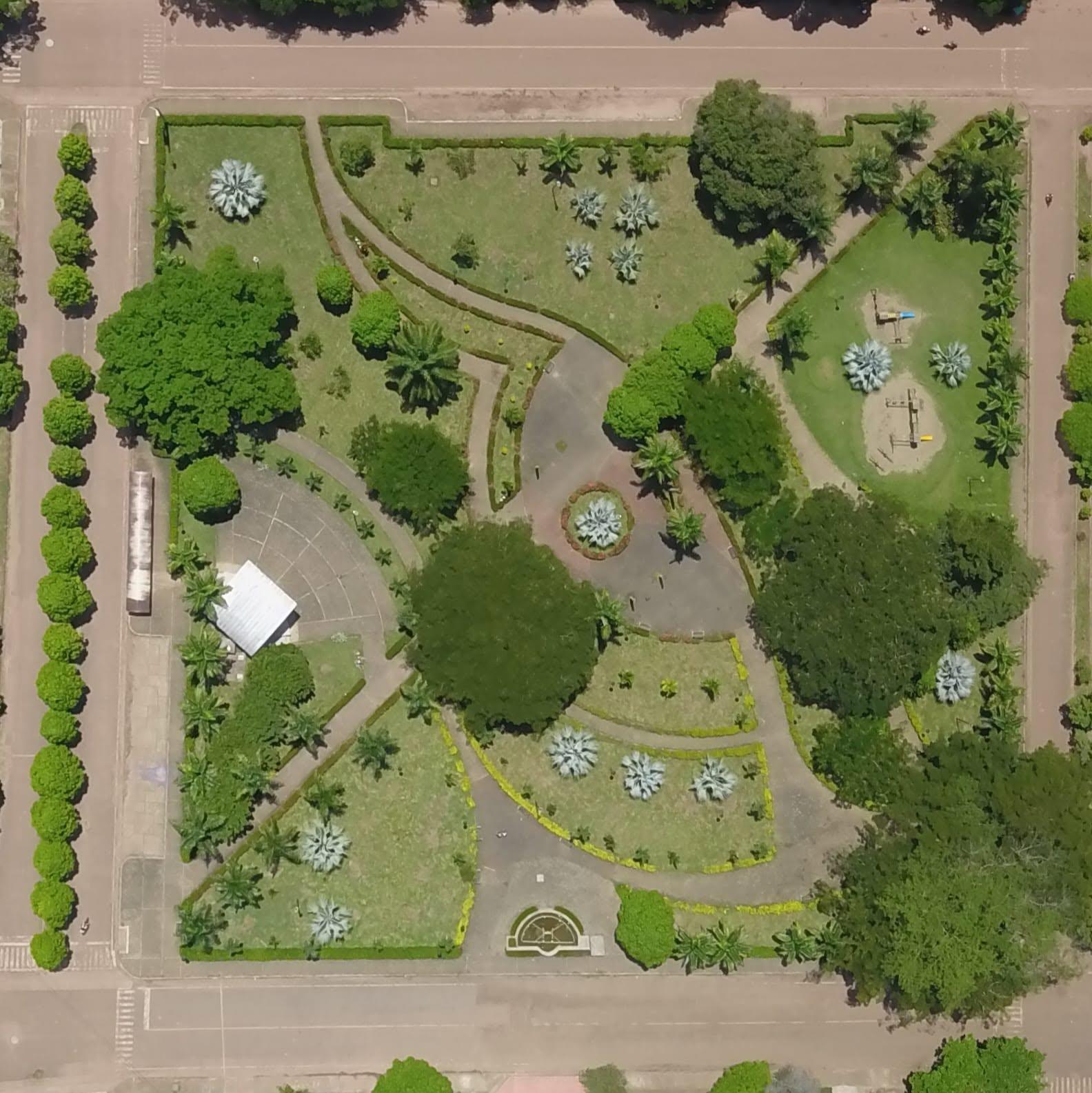El parque central de La Primavera visto desde arriba, con sus senderos y jardines.