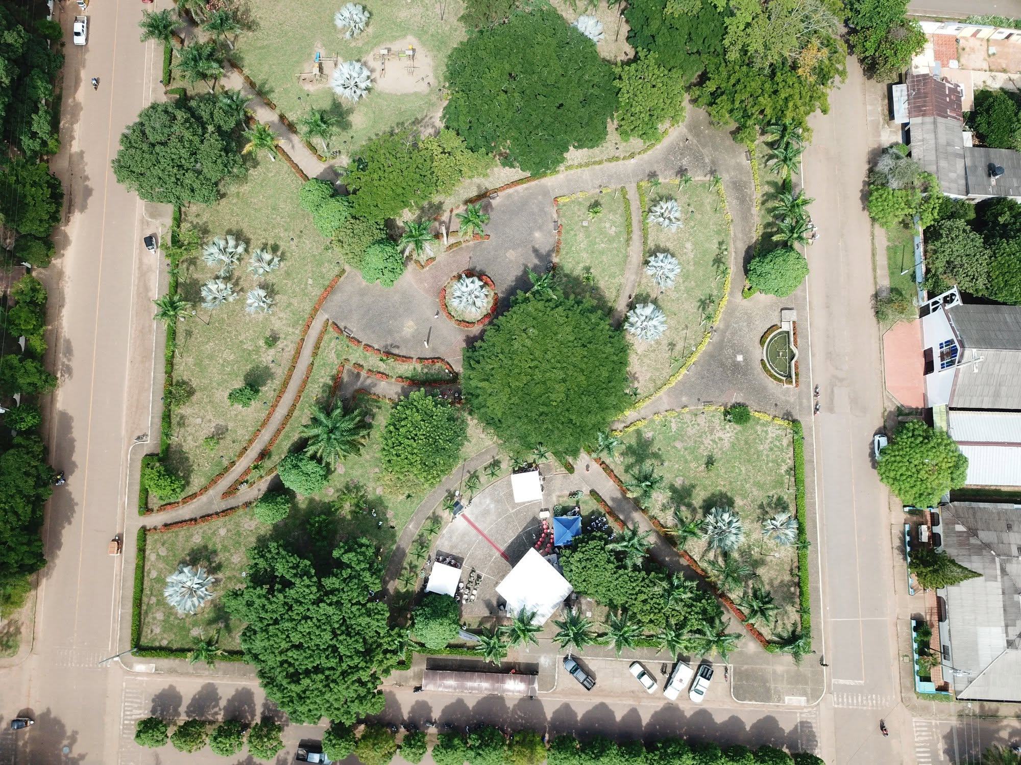 El parque principal de La Primavera visto desde arriba: senderos curvos, jardines y árboles entre cuatro calles.