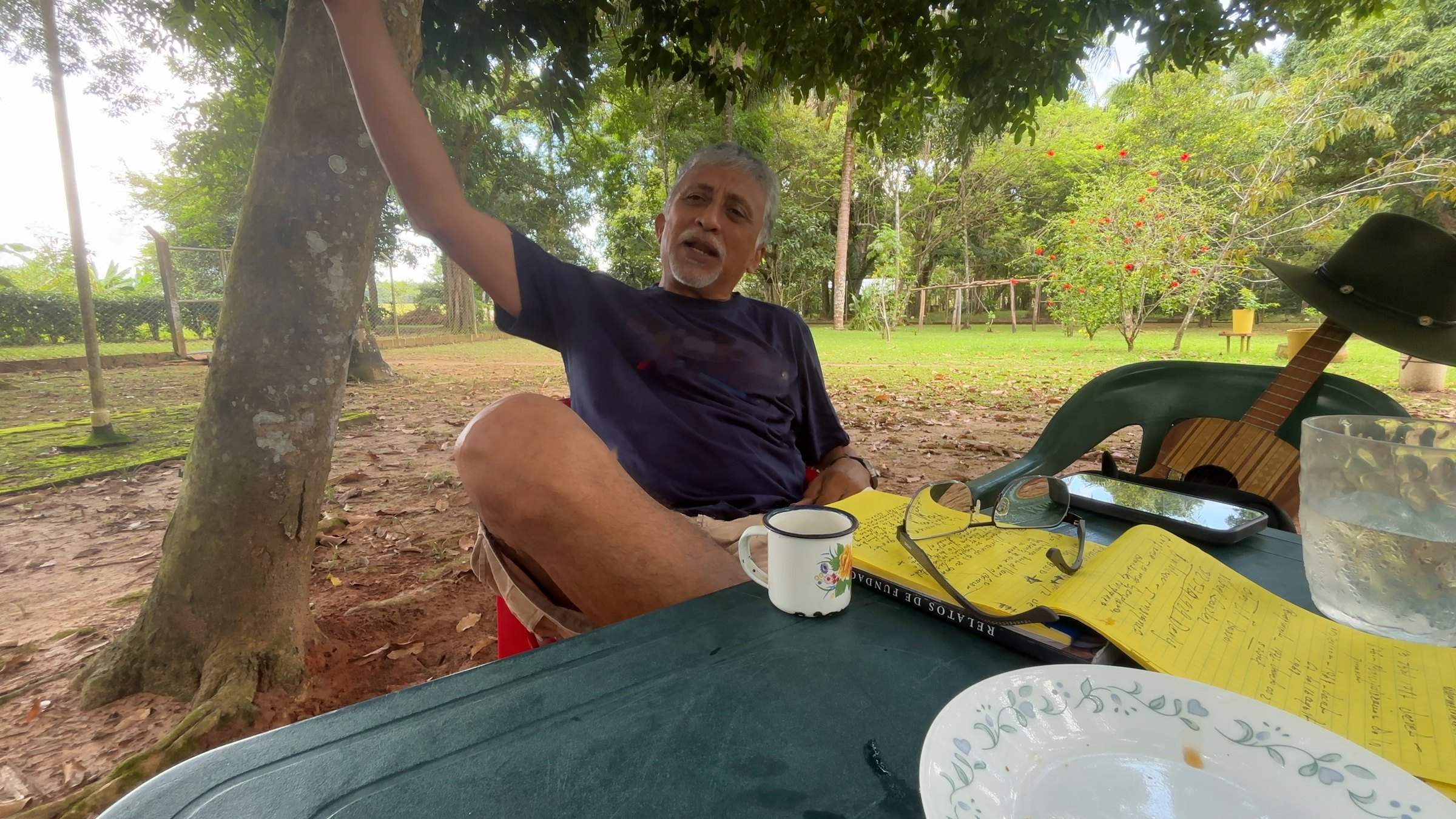 Pedro Pablo Pérez Puerta cuenta la fundación bajo un árbol de su finca, con el libro Relatos de fundación sobre la mesa.