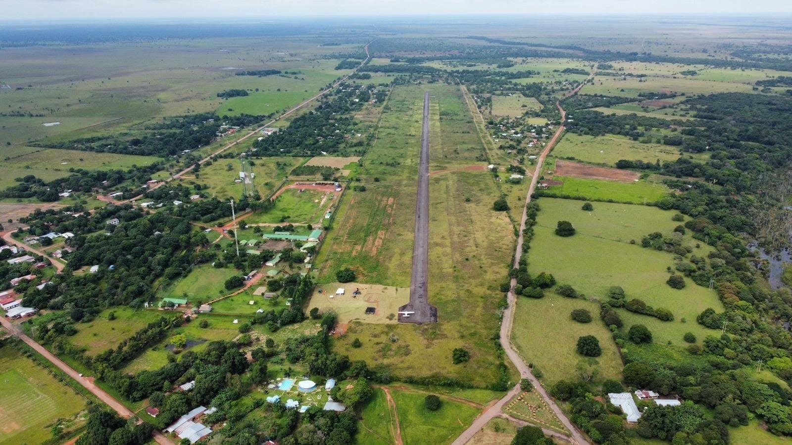 La pista del aeródromo de La Primavera desde lo alto, entre la sabana y el borde del pueblo.