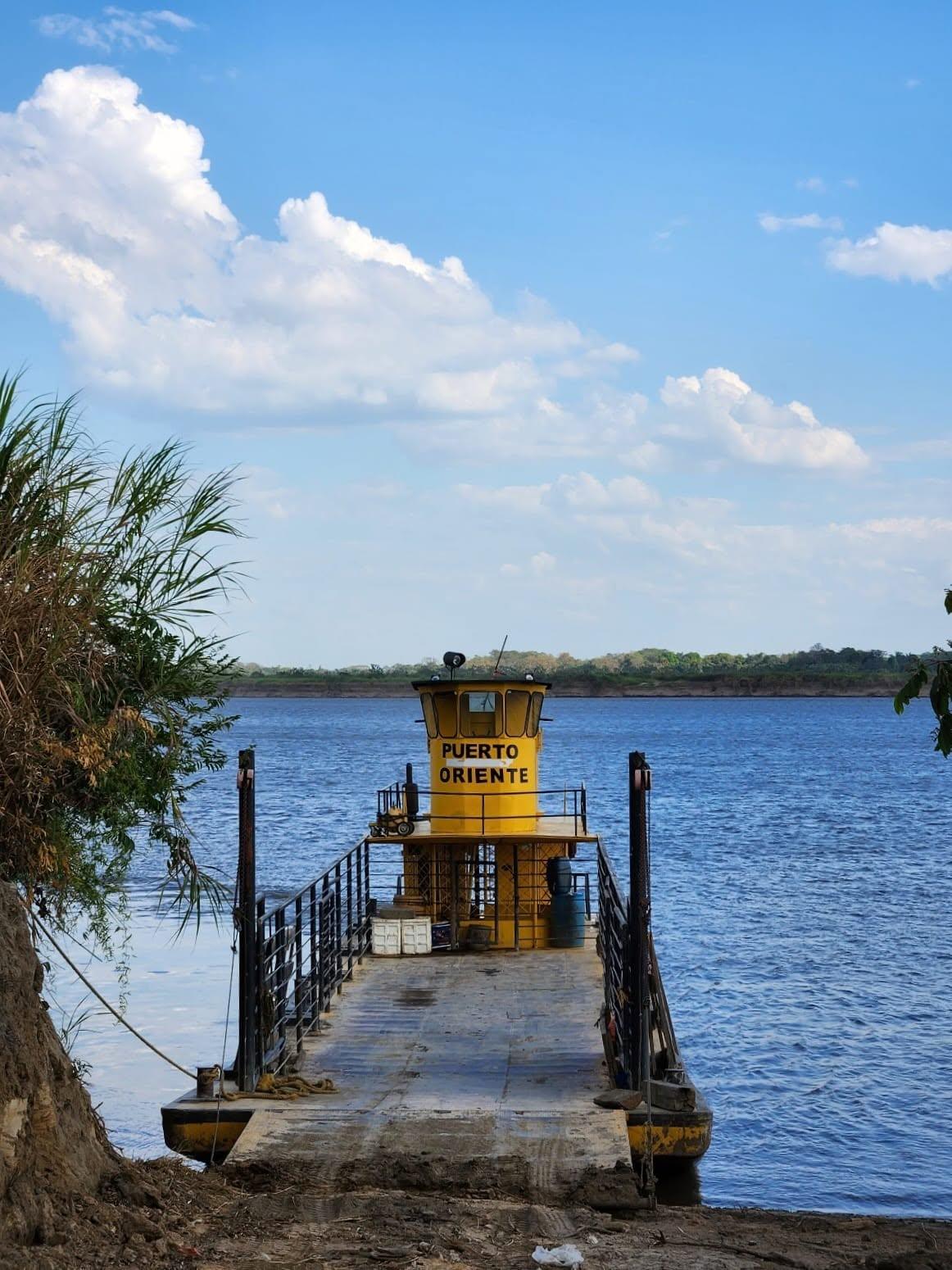 El planchón amarrado en la orilla de Bocas de La Hermosa, con el río Meta detrás.