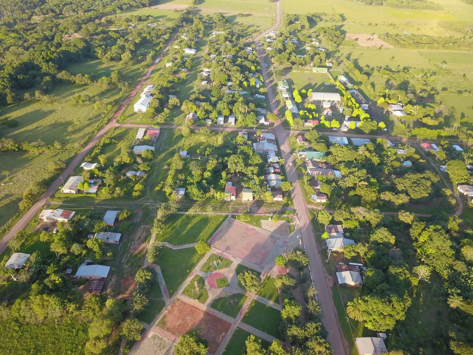Las calles del pueblo desde lo alto, entre árboles.