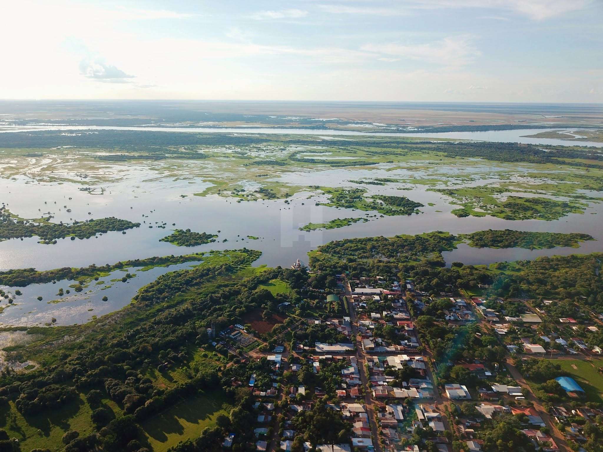 La Primavera, Vichada, desde el aire: el pueblo con sus calles y, alrededor, la sabana cubierta por el agua del invierno.