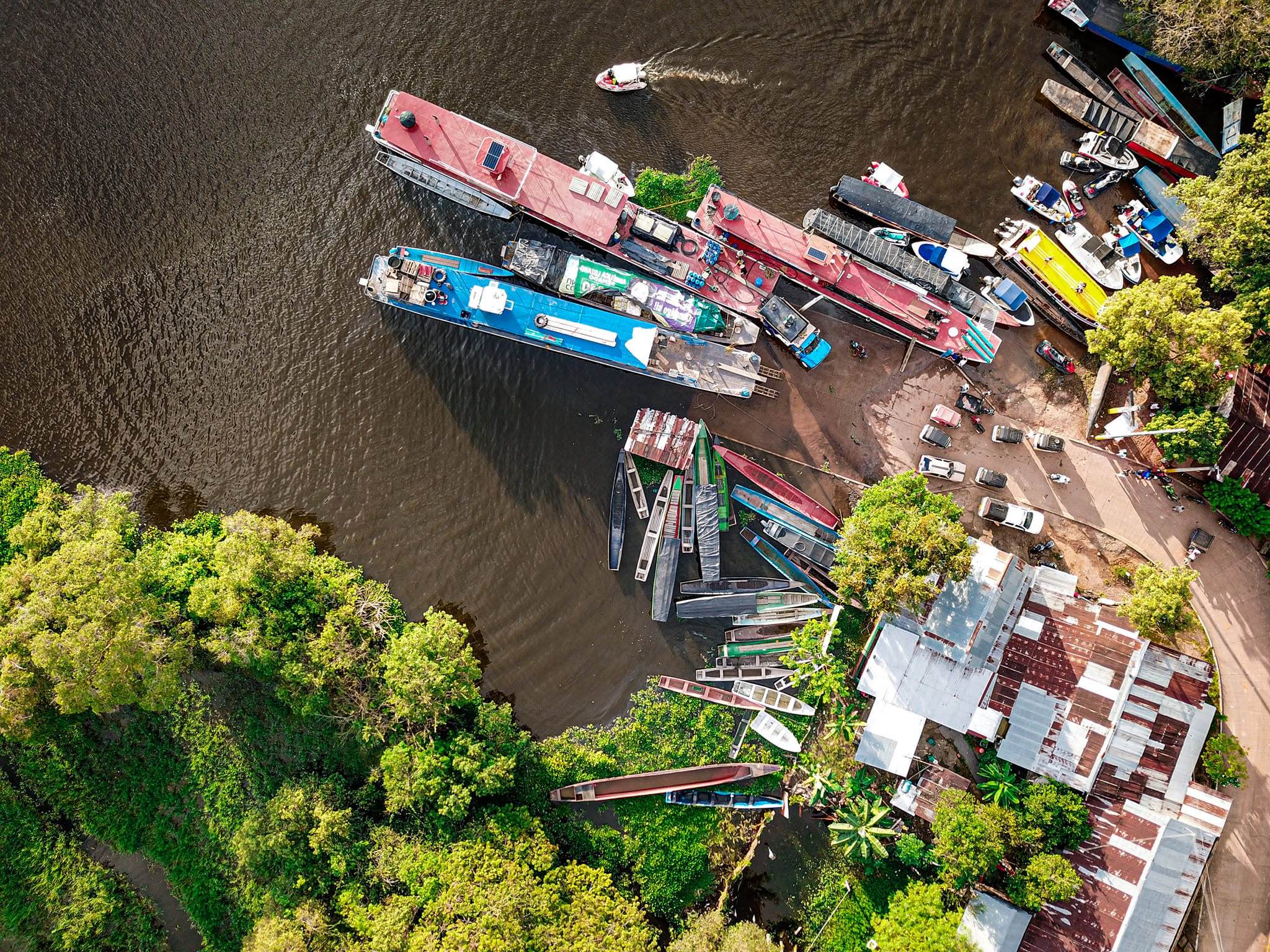 Barcos y lanchas amarrados en el puerto, desde arriba.
