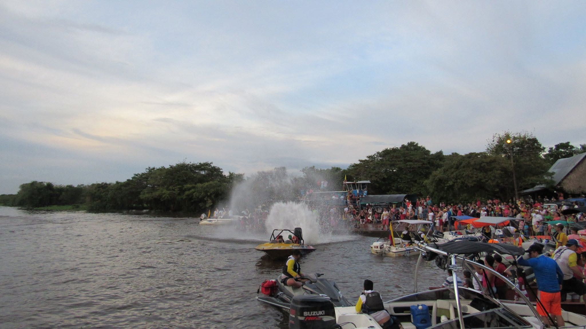 Una lancha levanta un chorro de agua frente al puerto, en el rally náutico.